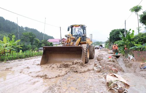 Các lực lượng nỗ lực khắc phục hậu quả mưa lũ tại xã Mường Than. Ảnh: Quý Trung - TTXVN