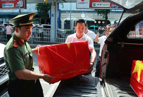 Công an TP Hồ Chí Minh tiếp nhận hơn 150 di ảnh liệt sĩ được phục dựng.
