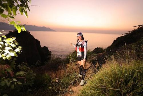 Một runner hào hứng đón bình minh vịnh Nha Trang ló dạng từ núi Cô Tiên - Ảnh: N.H.