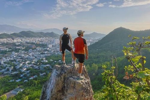 Từ núi Cô Tiên, các runner cảm nhận phố biển Nha Trang với một góc nhìn khác biệt - Ảnh: N.H.