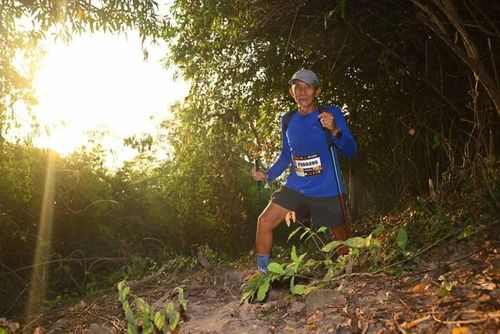 Một runner "có tuổi" chinh phục núi Cô Tiên sau chặng chạy dọc biển Nha Trang - Ảnh: N.H.