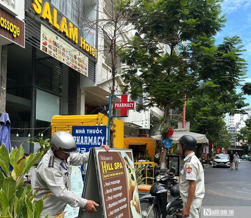 Một số bảng hiệu lớn, gắn cố định trên mặt tiền phải tháo dỡ để điều chỉnh.