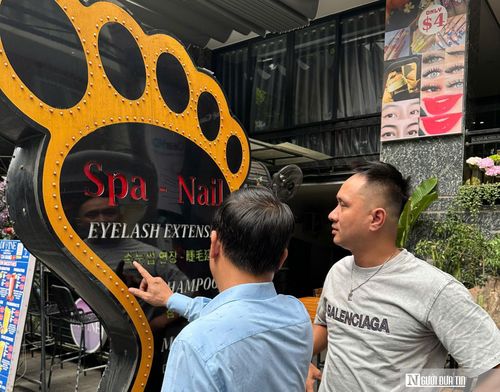 Lực lượng chức năng hướng dẫn cơ sở kinh doanh bổ sung tiếng Việt, sắp xếp lại dòng chữ hoặc tháo dỡ bảng hiệu lớn để chỉnh sửa đúng quy định.