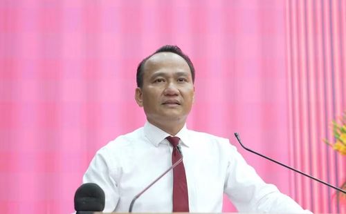 Phó Bí thư Thường trực Thành ủy Đà Nẵng Nguyễn Đình Vĩnh phát biểu tại hội nghị. Ảnh Văn Toàn.