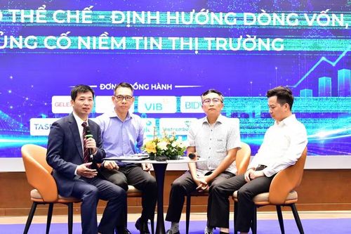 Các diễn giả tại hội thảo "Khơi thông nguồn vốn cho thị trường bất động sản bền vững" do Báo Thanh tra tổ chức.