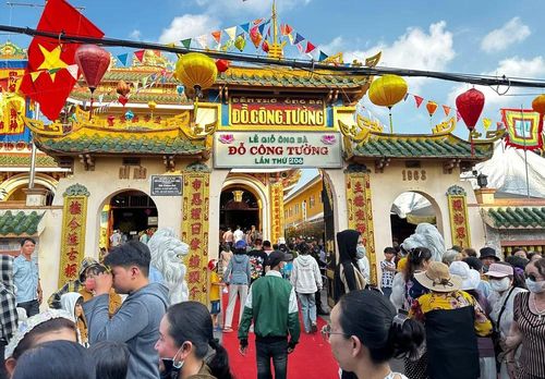Lễ giỗ ông, bà Đỗ Công Tường lần thứ 206, thu hút đông đảo người dân và du khách - Ảnh: Bùi Nguyên