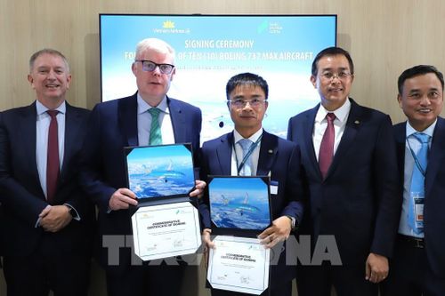 Ông Barry Flannery, Giám đốc Thương mại (CCO) của SMBC Aviation Capital và ông Nguyễn Chiến Thắng, Phó Tổng giám đốc Vietnam Airlines ký kết thỏa thuận thuê 10 máy bay Boeing 737 MAX. Ảnh: Đức Việt-PV TTXVN
