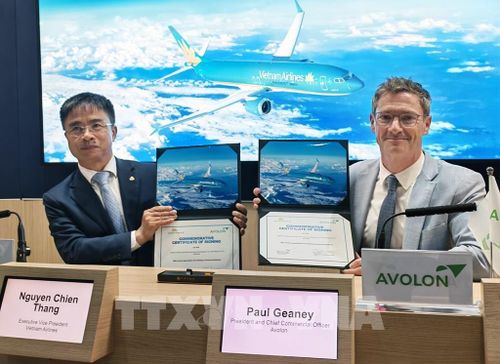 Ông Nguyễn Chiến Thắng, Phó Tổng Giám đốc Vietnam Airlines và ông Paul Geaney, Chủ tịch và Giám đốc Thương mại của Avolon, cầm bản chứng nhận Lễ ký kết thỏa thuận thuê thêm máy bay Boeing 737 MAX ở Farnborough, Vương quốc Anh, vào ngày 21/7/2026. Ảnh: Đức Việt-PV TTXVN 