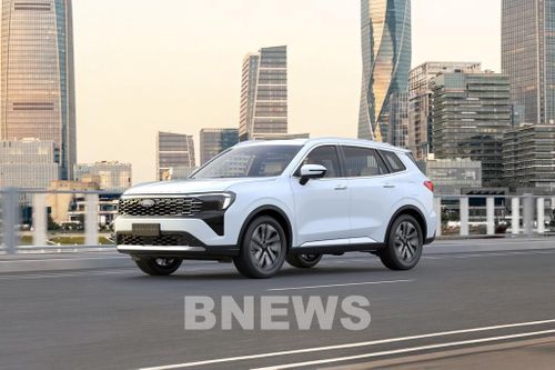 Lưới tản nhiệt dưới và cản sau sơn đen bóng trên Territory Platinum, logo Platinum trên cửa hậu và ở nắp capo, cùng mâm xe 19-inch mang lại cho Territory Platinum vẻ ngoài sang trọng và khác biệt. 