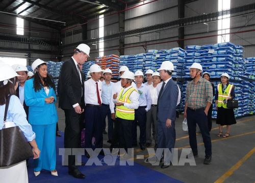 Các đại biểu tham quan nhà máy. Ảnh: Phạm Minh Tuấn - TTXVN