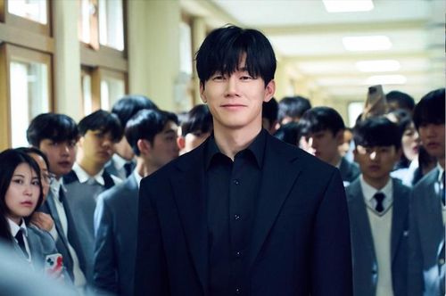 Xếp ngay sau là Bài Học Đáng Đời, bộ phim hành động học đường chuyển thể từ webtoon Get Schooled. Kim Mu-yeol vào vai thanh tra Na Hwa-jin thuộc Cục Bảo vệ Quyền Sư phạm, đơn vị được thành lập để xử lý nạn bạo lực học đường và những bất cập trong hệ thống giáo dục. Chủ đề xã hội cùng nhịp phim căng thẳng giúp tác phẩm trở thành một trong những phim Hàn được quan tâm nhiều trên Netflix.