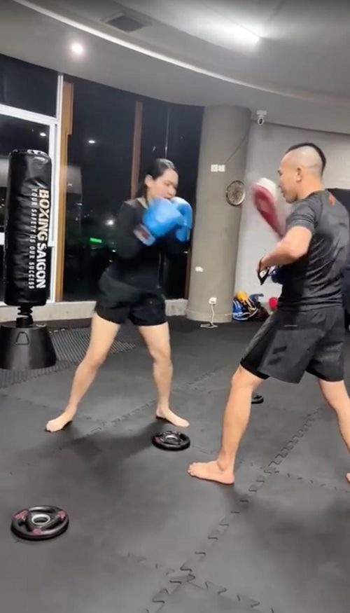 Trúc Anh tập boxing với huấn luyện viên cuối tháng 6. Ảnh: Cắt từ clip NVCC