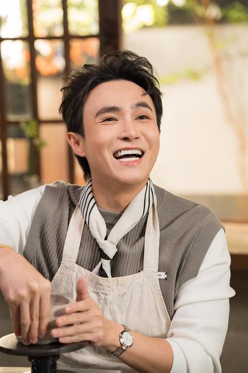 Với Huỳnh Lập, tình yêu nước không chỉ dừng lại ở cảm xúc nhất thời, mà còn được nuôi dưỡng bằng sự thấu hiểu về lịch sử, văn hóa và ý thức gìn giữ những giá trị ấy cho các thế hệ sau.