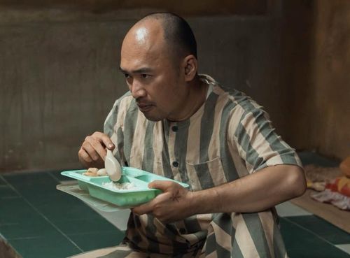 Nam diễn viên đảm nhận vai Phùng Văn Chính, một "đại bàng" có tiếng nói trong trại giam. Ảnh: NSX