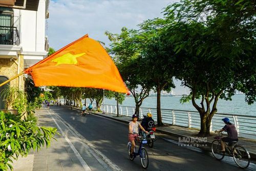 Con phố ven Hồ Tây. Ảnh: báo Lao Động