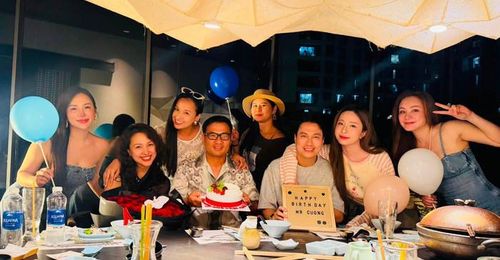 Những cử chỉ thân mật của Quỳnh Nga và Việt Anh nhanh chóng thu hút sự chú ý của người hâm mộ trên mạng xã hội. Ảnh: FBNV.