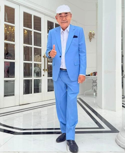 NSND Việt Anh vẫn duy trì nhịp hoạt động nghệ thuật sôi nổi. Ảnh: FBNV