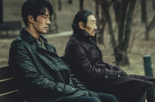 Ra mắt trên Netflix vào tháng 6/2025, Không Dung Thứ là series hành động dài 7 tập với nhiều cảnh bạo lực. Bộ phim đánh dấu sự trở lại của So Ji Sub bên cạnh Cha Seung Won và Lee Joon Hyuk, đồng thời được chuyển thể từ webtoon Plaza Wars. Nội dung xoay quanh Nam Gi Jun, cựu đại ca thế giới ngầm từng chấp nhận hy sinh bản thân để đổi lấy cuộc sống bình yên cho em trai. Mười một năm sau, khi người em bất ngờ bị sát hại trong một vụ án đầy bí ẩn, Gi Jun buộc phải quay trở lại thế giới tội phạm để truy tìm hung thủ và thực hiện hành trình báo thù. Những màn cận chiến dữ dội cùng bầu không khí u tối đã giúp bộ phim trở thành một trong những tác phẩm hành động nổi bật của Netflix.