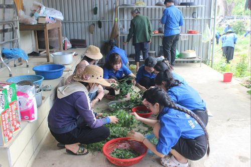 Nấu bữa cơm yêu thương tại nhà cựu TNXP