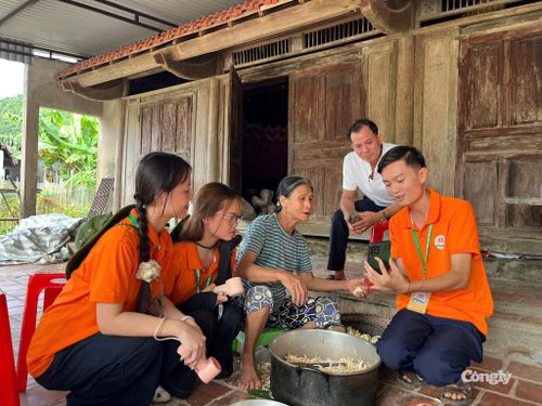 Sinh viên hướng dẫn người dân cài đặt ứng dụng "I- HaTinh"