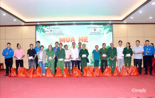 Trao quà cho các cựu TNXP