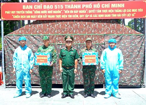 Tặng quà tri ân lực lượng làm nhiệm vụ tìm kiếm, quy tập hài cốt liệt sĩ.