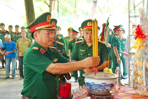 Trung tướng Trần Vinh Ngọc - Bí thư Đảng ủy, Chính ủy Quân khu dâng hương.