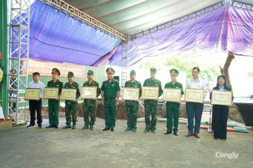 Động viên các lực lượng đang thực hiện nhiệm vụ tìm kiếm, quy tập hài cốt liệt sĩ tại Công viên Lê Thị Riêng.