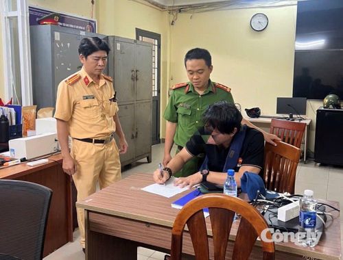 Nam thanh niên làm việc với cơ quan công an.