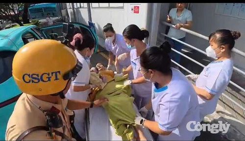 CSGT TP.HCM hỗ trợ đưa sản phụ đến bệnh viện.