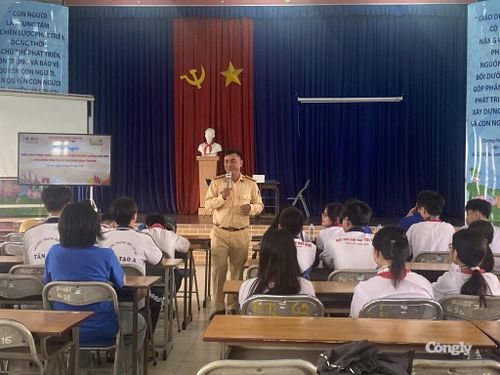 Cập nhập các quy định mới nhất của Luật đường bộ và Luật trật tự giao thông đường bộ cho học sinh.