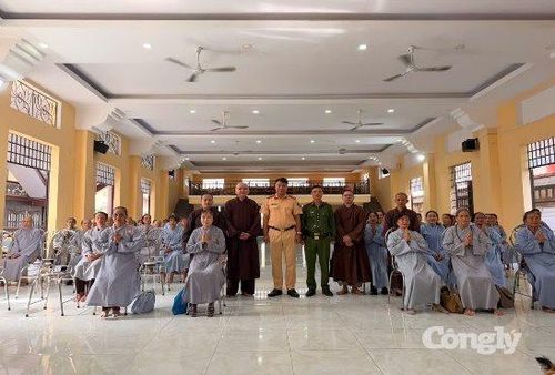 Cán bộ CSGT Bình Triệu cùng Tăng, Ni, Phật tử trong một buổi tuyên truyền.