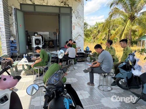 Lực lượng chức năng kiểm tra cơ sở vi phạm.