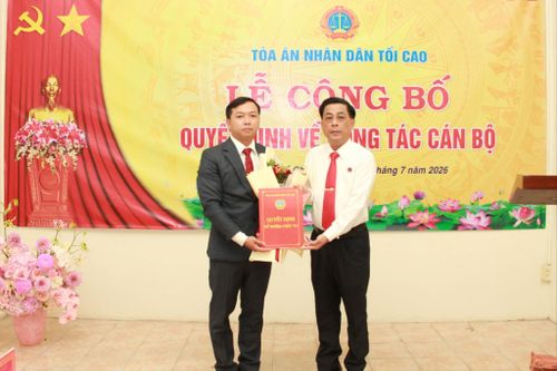 Ông Trần Kiến Xương trao quyết định và tặng hoa chúc mừng ông Võ Trọng Duy