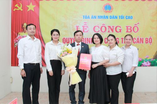 Tập thể Phòng Tiếp công dân và Xử lý đơn tặng hoa chúc mừng