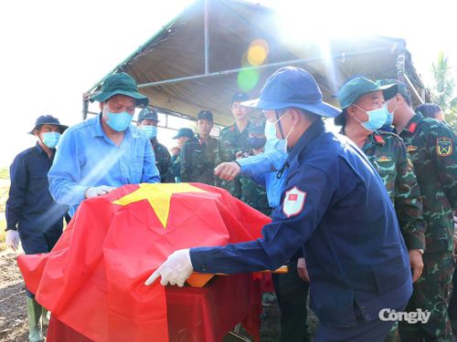 Quá trình cất bốc, quy tập hài cốt Liệt sĩ Nguyễn Thị Út. Ảnh: Trung Phạm