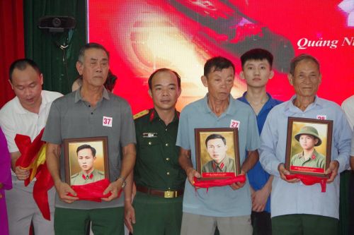 Đối với nhiều gia đình, đây là lần đầu tiên họ có một bức di ảnh rõ nét để đặt trang trọng trên bàn thờ.