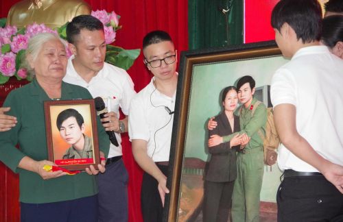 Thân nhân liệt sĩ xúc động đón nhận những bức ảnh được phục dựng từ những tấm ảnh cũ đã phai mờ theo năm tháng.