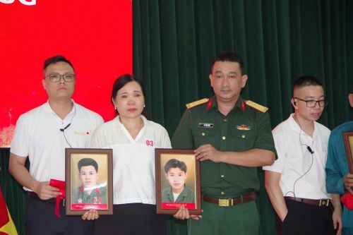 Đại diện Ủy ban MTTQ xã Quảng Ninh, Đoàn Thanh niên xã và Team Lee trao tặng những di ảnh liệt sĩ được phục chế công phu tới thân nhân các gia đình chính sách.