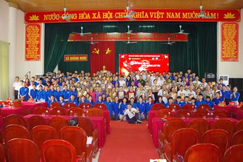 Ủy ban MTTQ xã Quảng Ninh cùng Đoàn Thanh niên xã và Team Lee trao tặng 80 di ảnh phục chế tới thân nhân các gia đình liệt sĩ trên địa bàn xã Quảng Ninh.