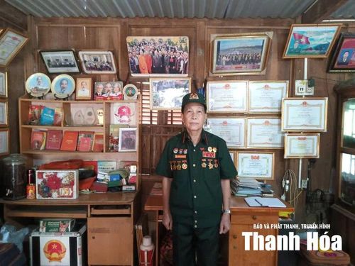Cựu chiến binh Lương Xuân Nguyện bên các tấm giấy khen, kỷ vật quý giá.