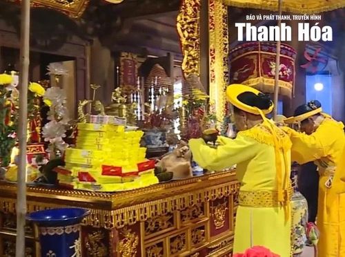 Lễ dâng hương tại đền thờ Lê Phụng Hiểu.