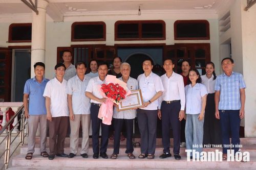 Đồng chí Phan Trung Kiên nhận Huy hiệu 65 năm tuổi Đảng.