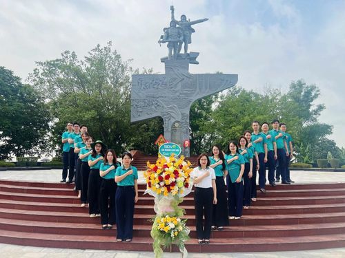 Cán bộ, nhân viên BIDV Lam Sơn bày tỏ sự tri ân sâu sắc đối với các thế hệ cha anh đã cống hiến cho sự nghiệp đấu tranh giải phóng dân tộc.