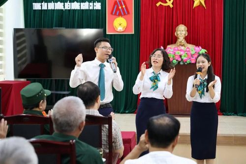 Không chỉ trao tặng những món quà, cán bộ, nhân viên BIDV Lam Sơn còn dành tặng các thương binh, bệnh binh, người có công những món quà tinh thần ý nghĩa.