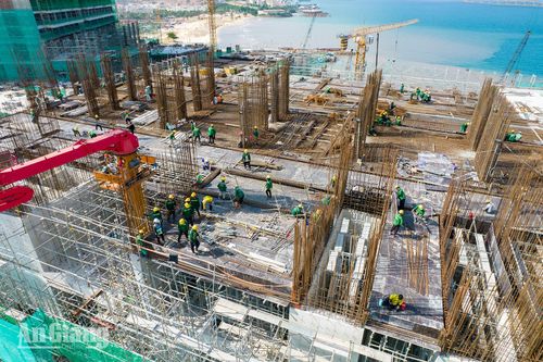 Hàng trăm công nhân thi công Trung tâm Hội nghị APEC 2027. Ảnh: THỤY DU