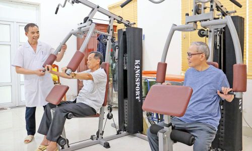  Bác sĩ Nguyễn Văn Tâm hướng dẫn các thương binh, bệnh binh Trung tâm Điều dưỡng thương binh Lạng Giang tập phục hồi chức năng, duy trì sức khỏe. 