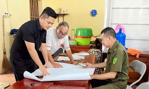 Đồng chí Trương Tuấn Anh, Trưởng thôn Sàn, xã Lục Nam (ngoài cùng bên trái) triển khai phương án bảo đảm an ninh trật tự, an toàn giao thông.