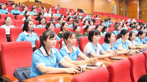  Đông đảo cán bộ, hội viên phụ nữ tham dự hội nghị đối thoại. 