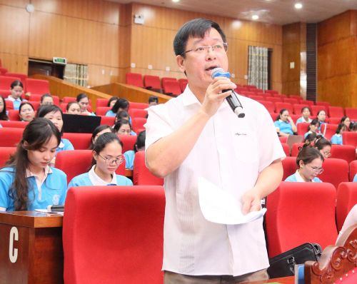  Đại diện Sở Tài nguyên và Môi trường giải đáp thắc mắc, kiến nghị thuộc thẩm quyền. 